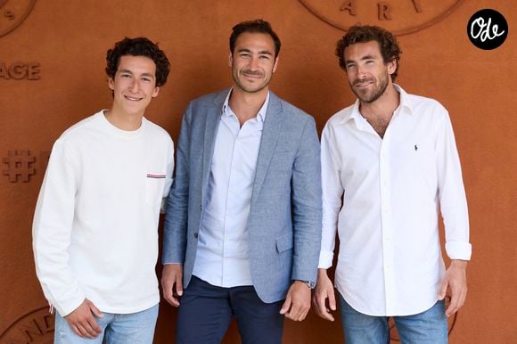 Pour 2 000 euros par an, les membres accèdent à un réseau d’entrepreneurs et d’investisseurs, à des événements privés et à une communauté sur Discord, ainsi qu’à des opportunités proposées par des partenaires agréés.

Raphael Kretz,Valentin Kretz et Martin Kretz au village lors des Internationaux de France de tennis de Roland Garros 2024, à Paris, France, le 4 juin 2024. © Jacovides-Moreau/Bestimage