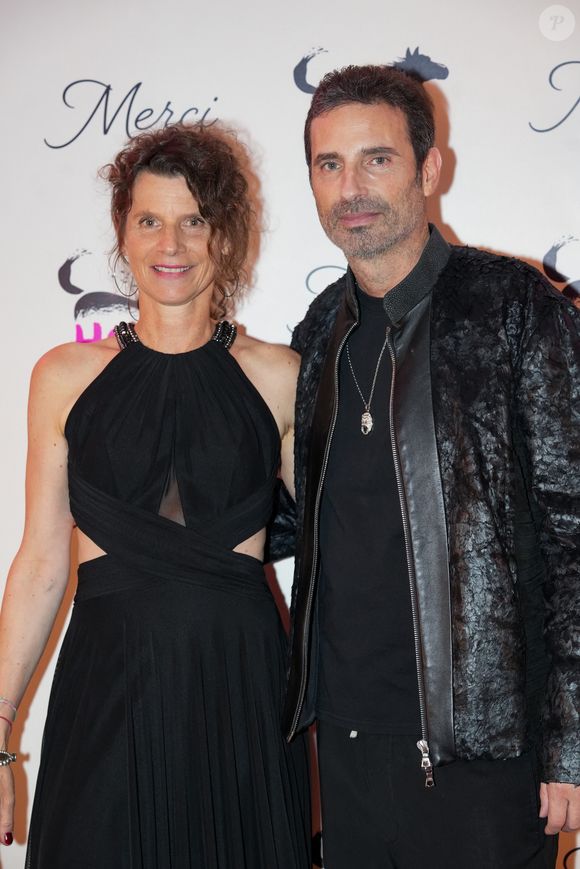 Annabel Brourhant (Co-fondatrice de HOPE), Richard Orlinski (ambassadeur de Hope, parrain du gala) lors de la soirée annuelle de gala de l'association Hope au pavillon Gabriel à Paris le 14 octobre 2025.
L’association HOPE propose, à travers l’équithérapie et de nombreux ateliers artistiques, un accompagnement destiné aux femmes qui, après l’annonce de leur cancer, souhaitent se reconstruire émotionnellement et retrouver confiance en elles, au-delà du parcours médical.

© Anne-Sophie Guebey / Bestimage