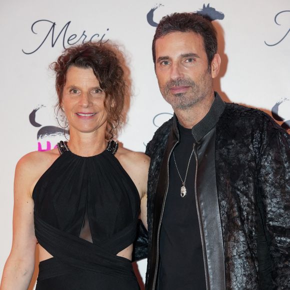 Annabel Brourhant (Co-fondatrice de HOPE), Richard Orlinski (ambassadeur de Hope, parrain du gala) lors de la soirée annuelle de gala de l'association Hope au pavillon Gabriel à Paris le 14 octobre 2025.
L’association HOPE propose, à travers l’équithérapie et de nombreux ateliers artistiques, un accompagnement destiné aux femmes qui, après l’annonce de leur cancer, souhaitent se reconstruire émotionnellement et retrouver confiance en elles, au-delà du parcours médical.

© Anne-Sophie Guebey / Bestimage