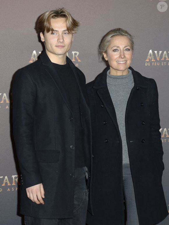 Interrogée par Télé-Loisirs, Anne-Sophie Lapix, aujourd’hui âgée de 53 ans, revenait récemment sur le lien privilégié qui l’unit à ses enfants, qu’elle a toujours placés au cœur de sa vie. 

Anne-Sophie Lapix et son fils - Avant-première du film "Avatar : Fire and Ash" (Avatar : de Feu et de Cendres) à la Seine Musicale de Boulogne-Billancourt le 5 décembre 2025. © Marc Ausset-Lacroix/Bestimage