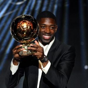 L'attaquant français du Paris Saint-Germain, Ousmane Dembele, après avoir remporté le Ballon d'Or masculin lors de la cérémonie de remise du Ballon d'Or France Football 2025 au Théâtre du Chatelet à Paris, France, le 22 septembre 2025. Handout Photo de Jean-Baptiste Autissier/L'Equipe via ABACAPRESS.COM