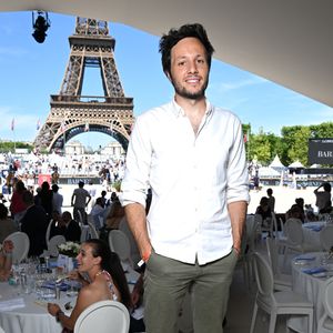 Exclusif - Vianney dans la tente VIP lors du Longines Paris Eiffel Jumping au pied de la Tour Eiffel sur le Champ-de-Mars à Paris, France, le 21 juin 2025.

© Perusseau-Veeren/Bestimage