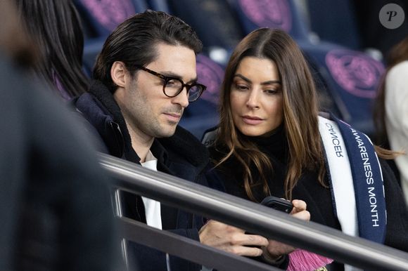 Candice Pascal dans les tribunes lors du match de football Ligue 1 Uber Eats opposant le Paris Saint-Germain (PSG) au Racing Club de Strasbourg Alsace (3-3) au Parc des Princes à Paris, FRance, le 17 octobre 2025. © Cyril Moreau/Bestimage