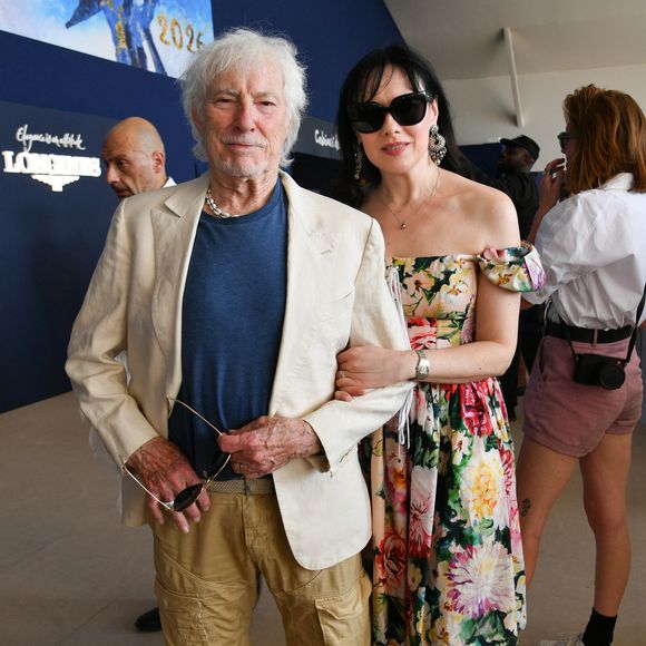 Hugues Aufray et sa femme Murielle dans l’espace VIP “le Pavillon Eiffel,” lors de la 12ème édition Longines Paris Eiffel Jumping au pied de la Tour Eiffel sur le Champ-de-Mars à Paris, France le 20 juin 2026 © Perusseau / Veeren / Bestimage
