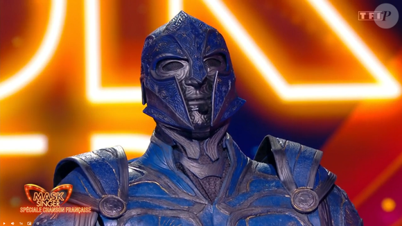 Alors qui se cache sous ce costume ?

Le Gladiateur dans "Mask Singer", TF1