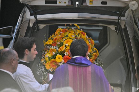 Cercueil arrivant à l'église Notre-Dame de l'Assomption, pour la cérémonie funéraire de l'actrice française Brigitte Bardot, à Saint-Tropez, dans le sud-est de la France, le 7 janvier 2026. Photo par Julien Reynaud/APS-Medias/ABACAPRESS.COM