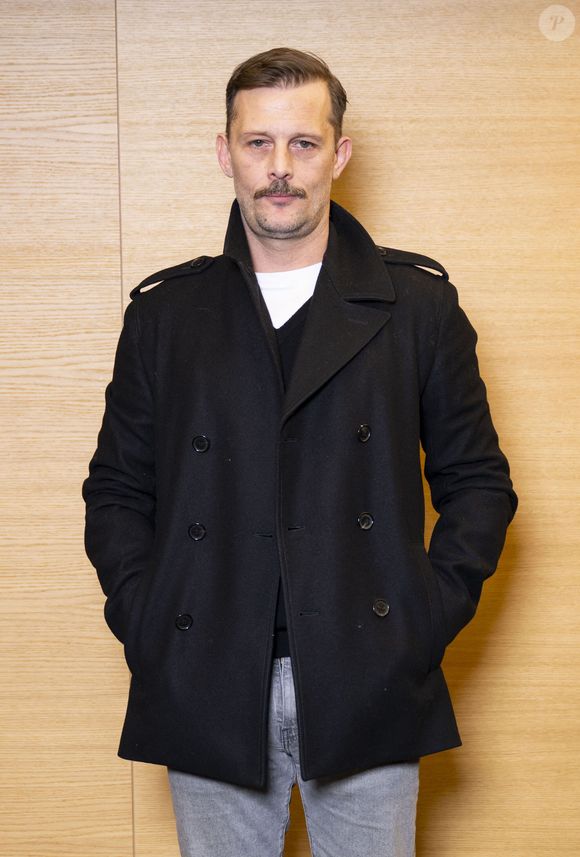 Avec plusieurs amis, il a même monté, à 16 ans, un groupe de métal, baptisé Cry Havoc.

Nicolas Duvauchelle - Avant-première du film "Brûle le sang" au Cinéma Pathé Wepler à Paris le 20 janvier 2025. © Pierre Perusseau/Bestimage