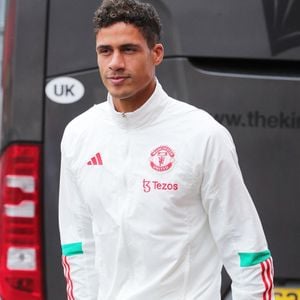 Cette initiative vise à limiter les risques de commotions cérébrales.
Raphaël Varane - Arrivées à Old Trafford pour le match Man United V Brighton. Backgrid UK/ Bestimage