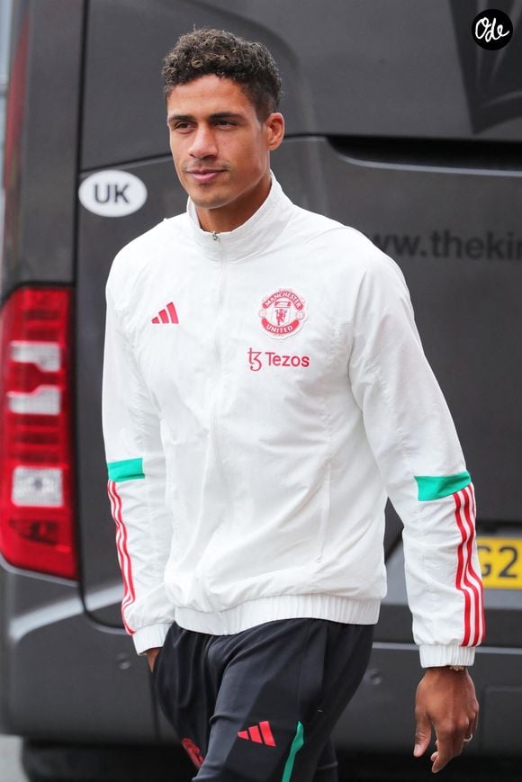 Cette initiative vise à limiter les risques de commotions cérébrales.

Raphaël Varane - Arrivées à Old Trafford pour le match Man United V Brighton. Backgrid UK/ Bestimage