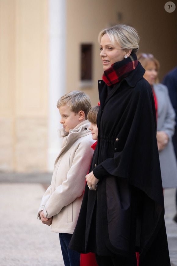 Le prince Jacques de Monaco, marquis des Baux, La princesse Gabriella de Monaco, comtesse de Carladès, La princesse Charlène de Monaco - La famille princière de Monaco offre les traditionnels cadeaux de Noël aux enfants monégasques dans la Cour du Palais Princier, le 18 décembre 2024.
© Olivier Huitel / Pool Monaco / Bestimage