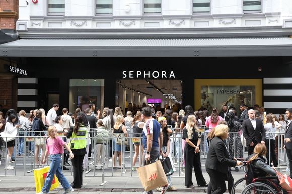 Sydney, AUSTRALIE - Rita Ora et Anna Lahey célèbrent le lancement de TYPEBEA chez Sephora, Pitt Street Mall, Sydney, Australie. TYPEBEA est fondé par Rita Ora et l'entrepreneuse mondiale de la beauté Anna Lahey, et se vante d'un système de soins capillaires de croissance très performant.



Sur la photo : Rita Ora, Anna Lahey