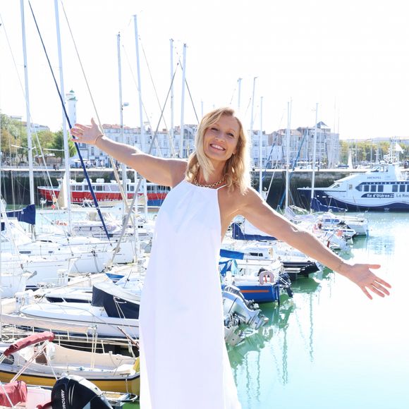 Née en région parisienne, elle a grandi près d’Alès, dans le Gard.

Alexandra Lamy lors du photocall de la série "Killer Coaster" lors de la 25ème édition du Festival de la fiction de la Rochelle
Denis Guignebourg / Bestimage