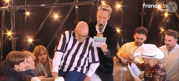 Sophie Davant fait une chute lors de la soirée de lancement du Téléthon, vendredi 5 décembre 2025 sur France 3.