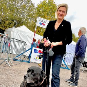 une labrador noire qui avait été offerte aux tourtereaux par le Canada il y a dix ans, lorsque François Hollande était chef d’État.

Exclusif - Julie Gayet et son chien à l’arrivée de la 3ème étape de la 58ème édition du Tour Du Limousin-Périgord Nouvelle Aquitaine à Masseret (Corrèze) le 21 août 2025.

© Fabien Faure / Bestimage