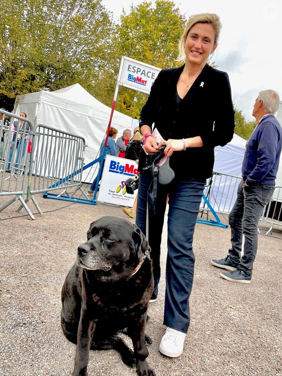une labrador noire qui avait été offerte aux tourtereaux par le Canada il y a dix ans, lorsque François Hollande était chef d’État.

Exclusif - Julie Gayet et son chien à l’arrivée de la 3ème étape de la 58ème édition du Tour Du Limousin-Périgord Nouvelle Aquitaine à Masseret (Corrèze) le 21 août 2025.

© Fabien Faure / Bestimage