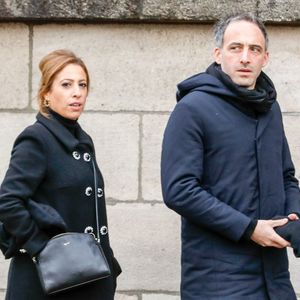 Raphaël Glucksmann a confié à "Ouest-France" l’importance capitale qu’occupent ses dimanches passés avec ses fils Alexandre et Gabriel, malgré un emploi du temps partagé entre Strasbourg et Bruxelles. 

Léa Salamé et son compagnon Raphaël Glucksmann - Obsèques de Sébastien Demorand à la Coupole du crématorium du cimetière du Père-Lachaise à Paris, France.