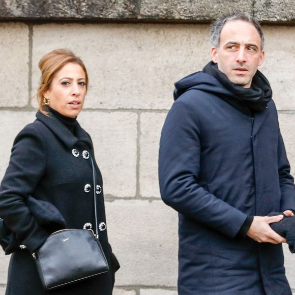 Raphaël Glucksmann a confié à "Ouest-France" l’importance capitale qu’occupent ses dimanches passés avec ses fils Alexandre et Gabriel, malgré un emploi du temps partagé entre Strasbourg et Bruxelles. 

Léa Salamé et son compagnon Raphaël Glucksmann - Obsèques de Sébastien Demorand à la Coupole du crématorium du cimetière du Père-Lachaise à Paris, France.