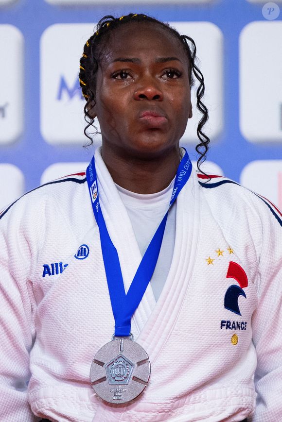 En effet, Clarisse Agbégnénou devrait accoucher de son deuxième enfant en mars 2026 et a confirmé qu'elle serait présente pour les jeux de Los Angeles.

Clarisse Agbégnénou de France pose avec sa médaille d'argent lors de la cérémonie de remise des médailles des -63kg féminins pendant les Championnats d'Europe de Judo 2025 au Centre Sportif Moraca le 24 avril 2025 à Podgorica, Monténégro. Photo Nikola Krstic/Icon Sport