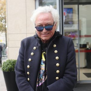 Il est notamment poursuivi pour violences et harcèlement 

Exclusif - Laurent Boyer à la sortie des studios de radio de l'émission "Les Grosses Têtes" à Paris. Le 30 novembre 2022 © Jonathan Rebboah / Panoramic / Bestimage