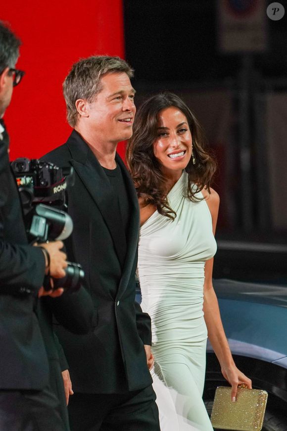 Une situation qui, en tout cas, le laissera profiter pleinement de sa relation avec Inès de Ramon, 32 ans
Brad Pitt et sa compagne Ines de Ramon à la projection de "Wolfs" lors du 81ème festival international du film de Venise, la Mostra le 1er septembre 2024.

© Lucia Sabatelli / Bestimage