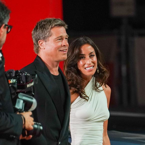 Une situation qui, en tout cas, le laissera profiter pleinement de sa relation avec Inès de Ramon, 32 ans
Brad Pitt et sa compagne Ines de Ramon à la projection de "Wolfs" lors du 81ème festival international du film de Venise, la Mostra le 1er septembre 2024.

© Lucia Sabatelli / Bestimage