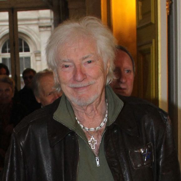 Hugues Aufray - Hugues Aufray reçoit la médaille Grand Vermeil de la ville des mains d'Anne Hidalgo, à l'hôtel de ville de Paris le 18 décembre 2025. © Philippe Baldini/Bestimage