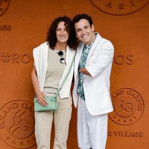 L'animateur a dû rassurer ses nombreux abonnés après cette grosse frayeur sur le périphérique parisien.

Théo Curin et sa mère Stéphanie au village lors des Internationaux de France de Tennis de Roland Garros 2025, à Paris, France, le 8 juin 2025. © Cyril Moreau/Bestimage