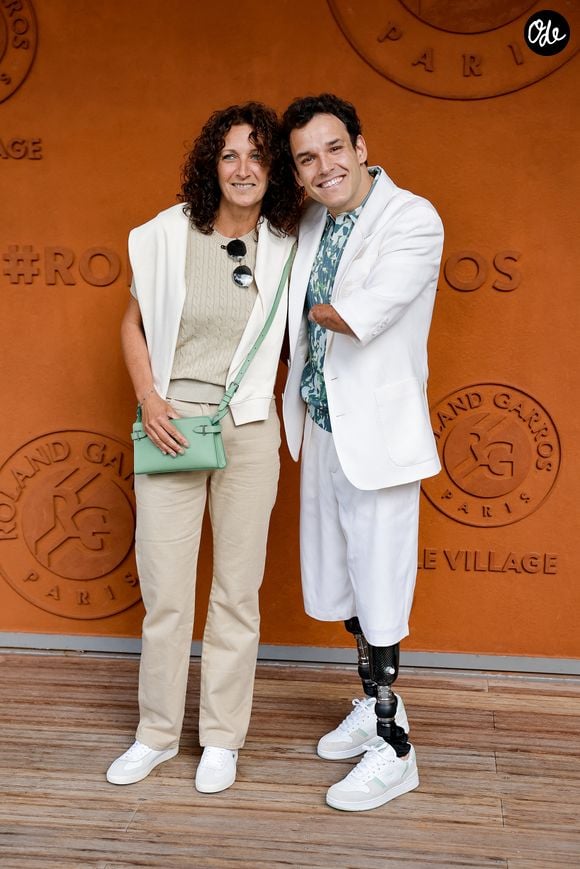 L'animateur a dû rassurer ses nombreux abonnés après cette grosse frayeur sur le périphérique parisien.

Théo Curin et sa mère Stéphanie au village lors des Internationaux de France de Tennis de Roland Garros 2025, à Paris, France, le 8 juin 2025. © Cyril Moreau/Bestimage