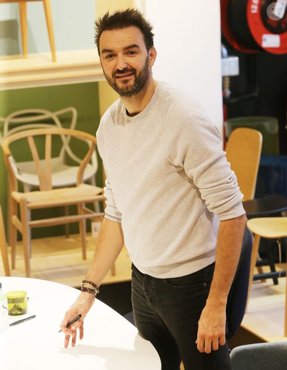 Par ailleurs, Cyril Lignac livre ses adresses fétiches pour bien manger.

Exclusif - Cyril Lignac dédicace son livre "Saisons" à Paris le 7 décembre 2019. © Jonathan Rebboah/Panoramic/Bestimage