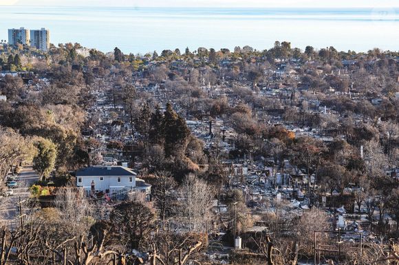 Après les incendies dévastateurs du 7 janvier 2025, les habitants d'Altadena (Calfiornie) tentent de prendre un nouveau départ, à l'instar du couple belge Nicolas Husson et Catherine De Pauw, résidant aux Etats-Unis depuis 24 ans dont 18 ans passés à Los Angeles. Le 12 janvier 2025. 
© Pieter-Jan Vanstockstraeten / Bestimage