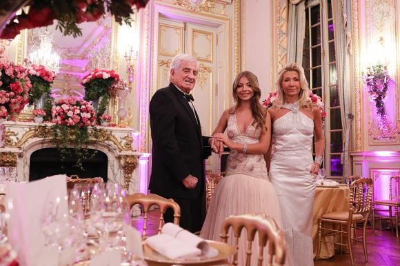 Stella Belmondo (robe Chanel Haute Couture) et ses parents Jean-Paul Belmondo et Natty Tardivel (Nathalie Tardivel) Belmondo - Rendez-vous avec Stella Belmondo et ses parents Jean-Paul Belmondo et Natty Tardivel à l'hôtel Shangri-La Hotel, Paris - Le Bal 2019, vingt-cinquième édition. Le 30 novembre 2019
© Le Bal / Jacovides-Borde-Moreau / Bestimage

Les partenaires du Bal :
Shangri-La Hotel, Paris, l'hôtel du Bal
Harakh, le joaillier du Bal
Renault, la voiture du Bal

Les charités du Bal : Seleni et Enfants d'Asie
Le maquillage : By Terry
Le coiffeur : Alexandre de Paris