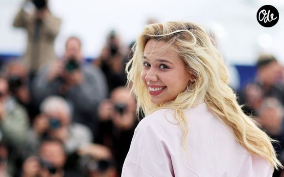 C'est via une série de clichés ultra-tendres que la petite-fille du grand Jacques Higelin a officialisé l'arrivée de son nouveau compagnon à quatre pattes.

Kim Higelin au photocall du film "Sanguine" (Séance de Minuit) lors du 79ème Festival International du Film de Cannes (12 - 23 mai 2026), le 15 mai 2026. 
© Jacovides / Moreau / Bestimage