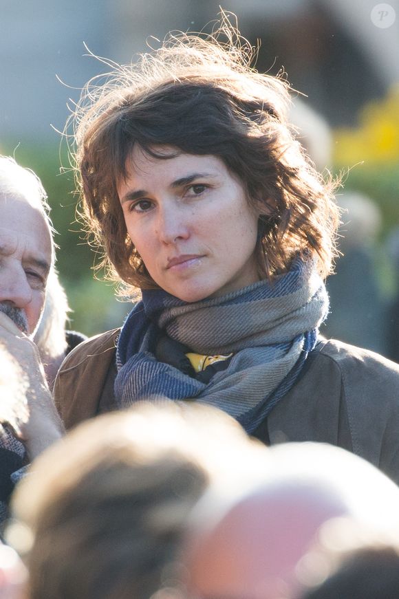 En 2023, Samy, le second fils d'Églantine Éméyé est malheureusement décédé à l'âge de 17 ans...

Églantine Éméyé assistant aux funérailles du journaliste français Philippe Gildas au cimetière du Père Lachaise à Paris, France, le 5 novembre 2018. Photo Nasser Berzane/Abaca