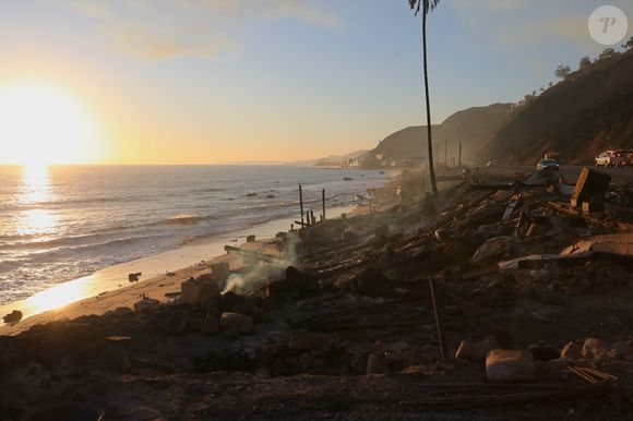 - Vues générales de la Pacific Coast Highway et de ce qui reste du restaurant Moonshadows après les incendies dans la région de Los Angeles - Backgrid USA / Bestimage


Pictured: Malibu PCH