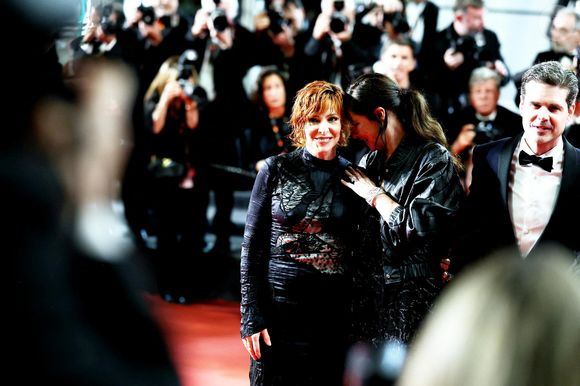 Une autre célébrités tout aussi connue y a étudié en même temps qu'elle, Mylène Farmer. 

Mylène Farmer à la montée des marches du film « Dalloway » lors du 78ème Festival International du Film de Cannes, au Palais des Festivals à Cannes. Le 15 mai 2025. © Jacovides-Moreau / Bestimage