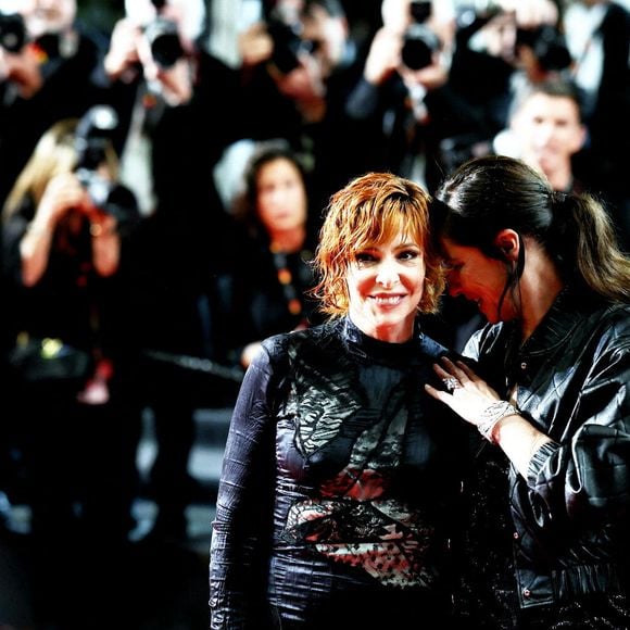 Une autre célébrités tout aussi connue y a étudié en même temps qu'elle, Mylène Farmer. 

Mylène Farmer à la montée des marches du film « Dalloway » lors du 78ème Festival International du Film de Cannes, au Palais des Festivals à Cannes. Le 15 mai 2025. © Jacovides-Moreau / Bestimage