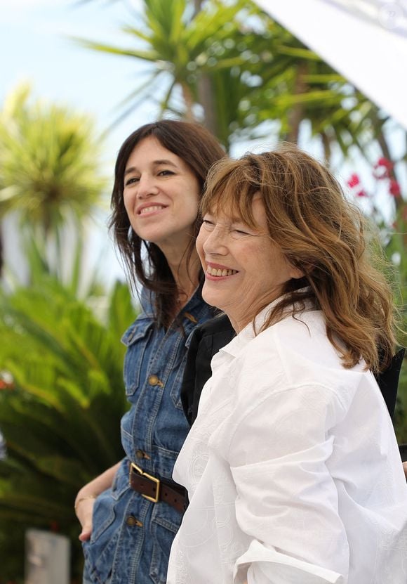 Jane Birkin (habillée en Celine), Charlotte Gainsbourg au photocall du film Jane par Charlotte (Cannes première) lors du 74ème festival international du film de Cannes le 8 juillet 2021

© Borde / Jacovides / Moreau / Bestimage