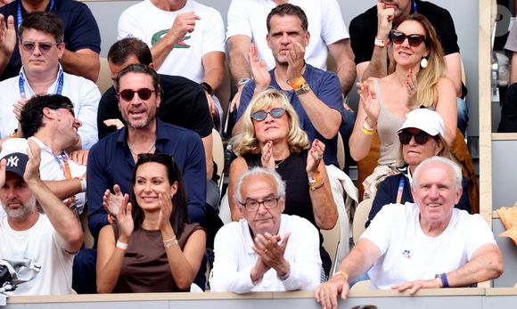 Clémentine, la compagne de R.Gasquet, Maryse Gasquet (au second plan), la mère de R.Gasquet, et les proches du tennisman - Dernier match de sa carrière pour R.Gasquet, battu par J.Sinner (6-3, 6-0, 6-4) lors des Internationaux de France de Tennis de Roland Garros 2025, le 29 mai 2025. 
© Jacovides / Moreau / Bestimage