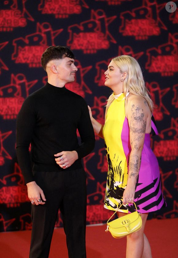 Florian Rossi et sa compagne Louane Emera lors de la 23ème édition des NRJ Music Awards 2021 au Palais des Festivals de Cannes, le 20 novembre 2021. © Dominique Jacovides/Bestimage