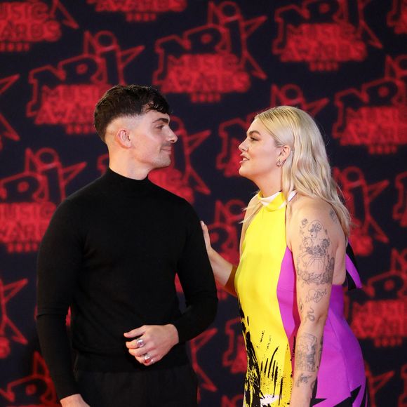 Florian Rossi et sa compagne Louane Emera lors de la 23ème édition des NRJ Music Awards 2021 au Palais des Festivals de Cannes, le 20 novembre 2021. © Dominique Jacovides/Bestimage