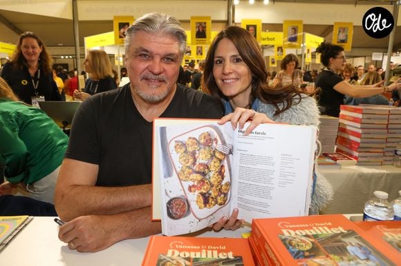 David Douillet et sa femme Vanessa Douillet au 20ème Festival du Livre gourmand au Théâtre de Périgueux, le 15 novembre 2025. ©Jean-Marc LHOMER/Bestimage.