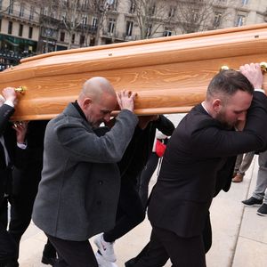 Le cercueil arrive à la cérémonie funéraire de Rolland Courbis à l'église de la Madeleine à Paris, France, le 14 janvier 2026. Rolland Courbis, ancien footballeur français, entraîneur et commentateur médiatique au franc-parler, est décédé à l'âge de 72 ans. Photo par Jerome Domine/ABACAPRESS.COM