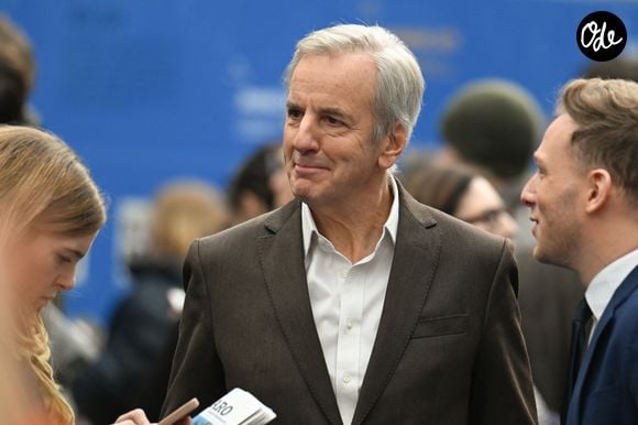 Après l'assassinat du couple de policiers de Magnanville en 2016, son nom avait ainsi figuré sur une liste diffusée par Daech et il avait été "placé sous protection pendant plusieurs mois".

Bernard de La Villardiere - Du 14 au 16 janvier 2026, Le Figaro célébre les deux siècles de son histoire à travers une exposition exceptionnelle au Grand Palais. Conférence 200 ans d'écrivains animé par Jean-Christophe Buisson, Eugénie Bastié et Vincent Trémolet de Villers avec Sylvain Tesson et Alain Finkielkraut au Grand Palais à Paris. © Lionel Urman/Bestimage