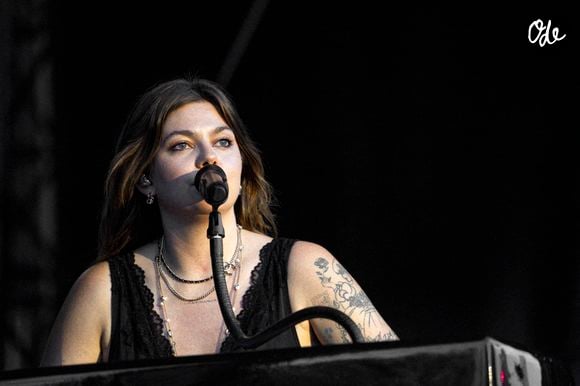 Louane se produit sur la scène du festival "Printemps de Pérouges" au château de Saint-Maurice-de-Rémens (01 - France) le 28/06/2026. © Sandrine Thesillat/Psnewz/Bestimage