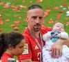 En légende, on peut lire : "En coulisses avec un moment père-fille"

Franck Ribery et sa fille Keltoum - Franck Ribéry célèbre le titre de champion d'allemagne et son dernier match sous les couleurs du Bayern de Munich le 18 Mai 2019. Panoramic / Bestimage