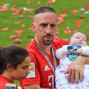 En légende, on peut lire : "En coulisses avec un moment père-fille"

Franck Ribery et sa fille Keltoum - Franck Ribéry célèbre le titre de champion d'allemagne et son dernier match sous les couleurs du Bayern de Munich le 18 Mai 2019. Panoramic / Bestimage