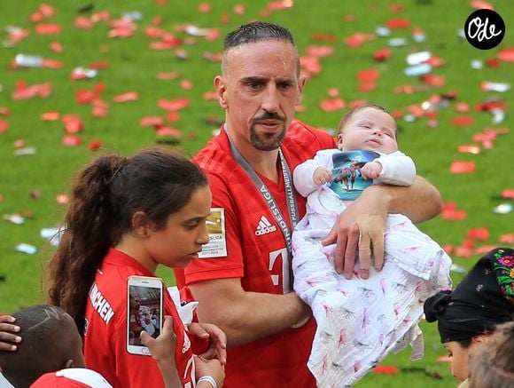 En légende, on peut lire : "En coulisses avec un moment père-fille"

Franck Ribery et sa fille Keltoum - Franck Ribéry célèbre le titre de champion d'allemagne et son dernier match sous les couleurs du Bayern de Munich le 18 Mai 2019. Panoramic / Bestimage