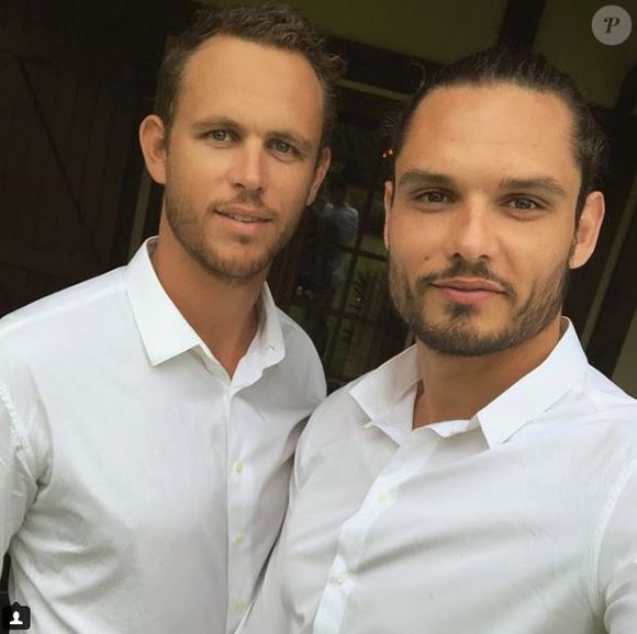 Florent Manaudou pose avec son grand frère Nicolas au mariage de leur soeur Laure avec Jérémy Frérot le 12 mai 2018.