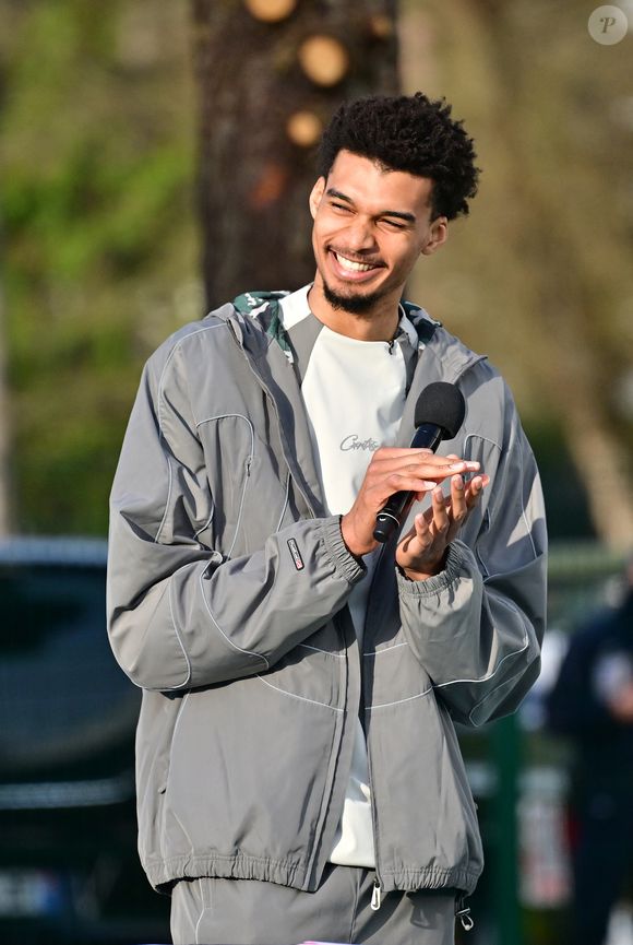 Le joueur international français de basket-ball et pivot des Spurs de San Antonio (NBA) Victor Wembanyama est revenu dans sa ville du Chesnay-Rocquencourt (Yvelines) pour inaugurer deux terrains de basket en partie financés par la fondation des San Antonio Spurs, en France, le 21 janvier 2025. © Christian Liewig/Bestimage