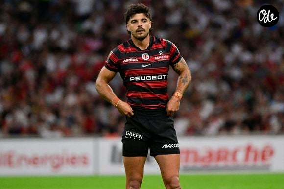 Agenouillé aux côtés de leur fils, il tend une bague à sa compagne, qui fond en larmes avant de l'embrasser.

Romain Ntamack (Toulouse) lors de la demi-finale du Top 14 opposant le Stade Toulousain au Racing 92 au stade Vélodrome à Marseille, le 19 juin 2026.

© William Cannarella / PsnewZ / Bestimage